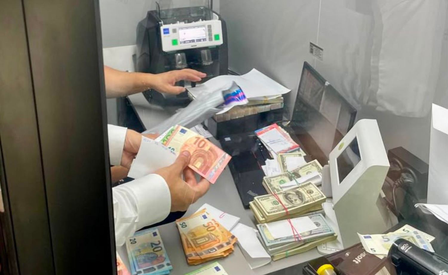 Податківці викрили нелегальні обмінники в Києві: вилучено понад 1,6 млн грн, 138 тис. доларів США та майже 8 тис. євро