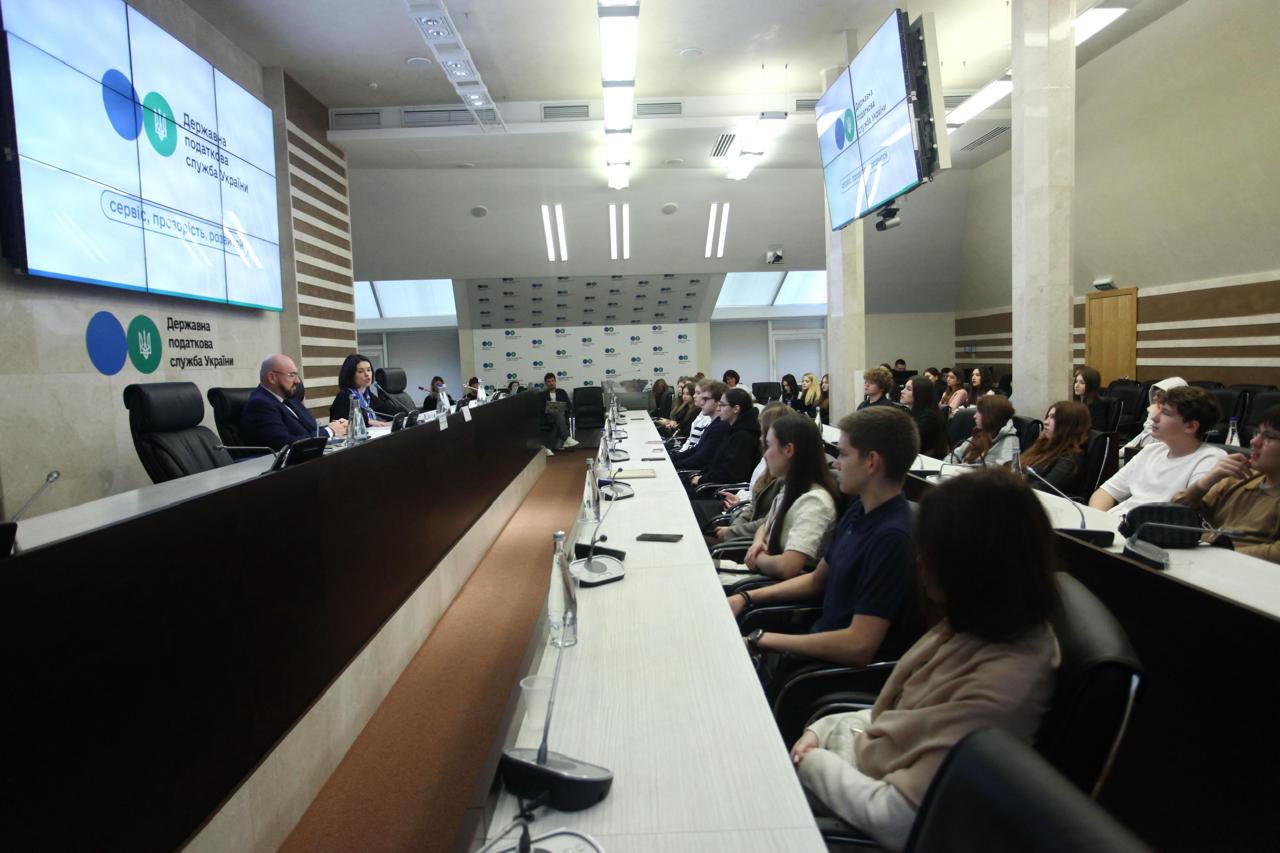 У ДПС розповіли студентам про податкову систему та запросили стати частиною команди податківців. Фото № 2/1
