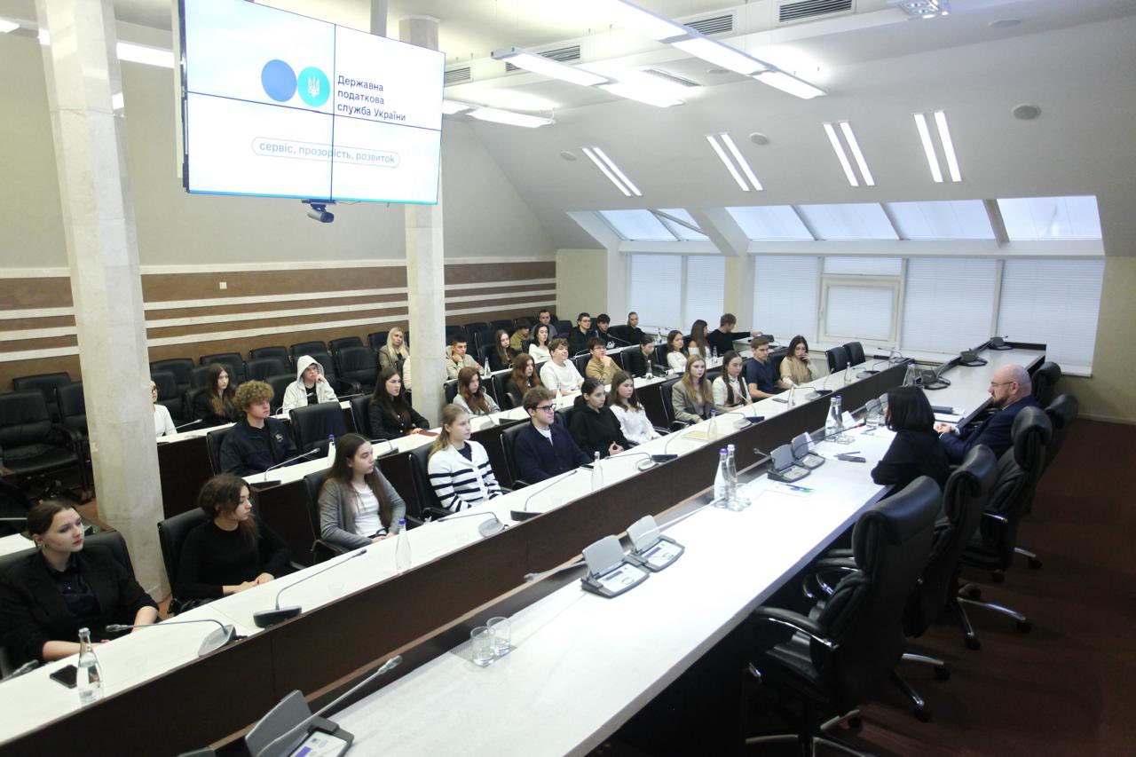 Specialists of the State Tax Service spoke to students about the tax system and invited them to become a part of the tax team . Фото № 3/2