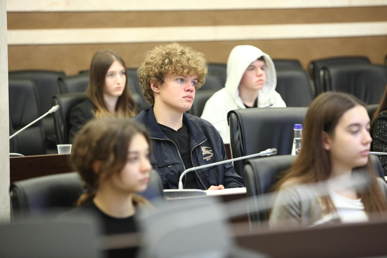 Specialists of the State Tax Service spoke to students about the tax system and invited them to become a part of the tax team . Фото № 6/5