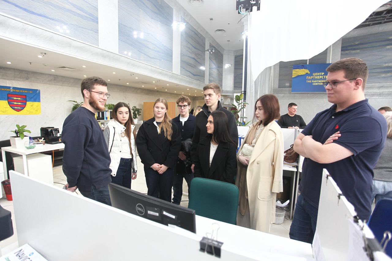 Specialists of the State Tax Service spoke to students about the tax system and invited them to become a part of the tax team . Фото № 16/15