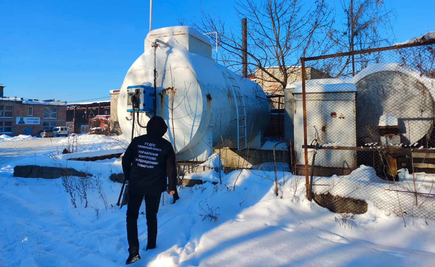 Без ліцензій і реєстрації: у січні ДПС викрила 37 точок незаконної торгівлі пальним. Фото № 2/1