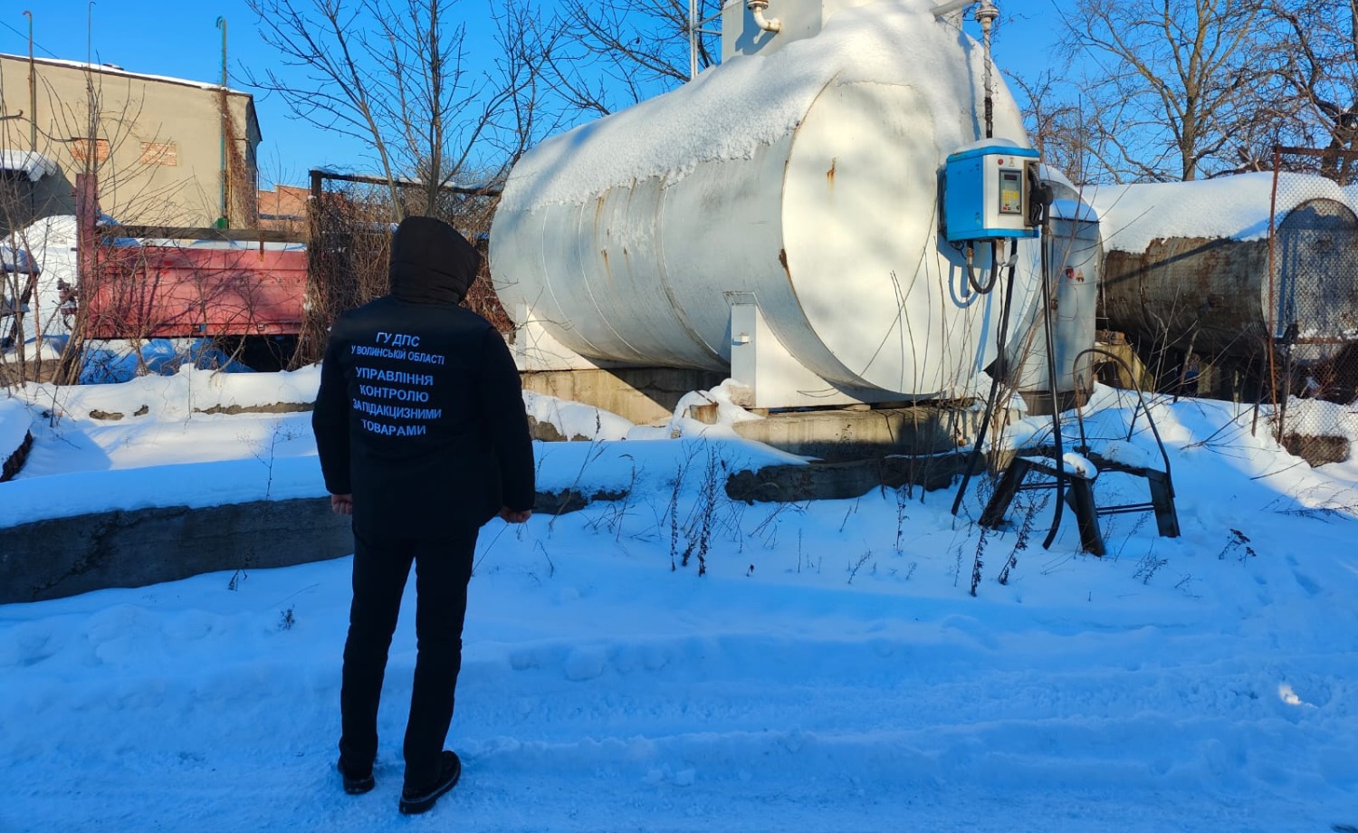 Without licenses and registration: tax officials of the State Tax Service exposed 37 points of illegal fuel sale in January . Фото № 1/0