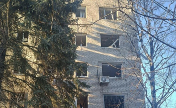 Внаслідок російського обстрілу пошкоджена будівля податкової інспекції у Краматорську