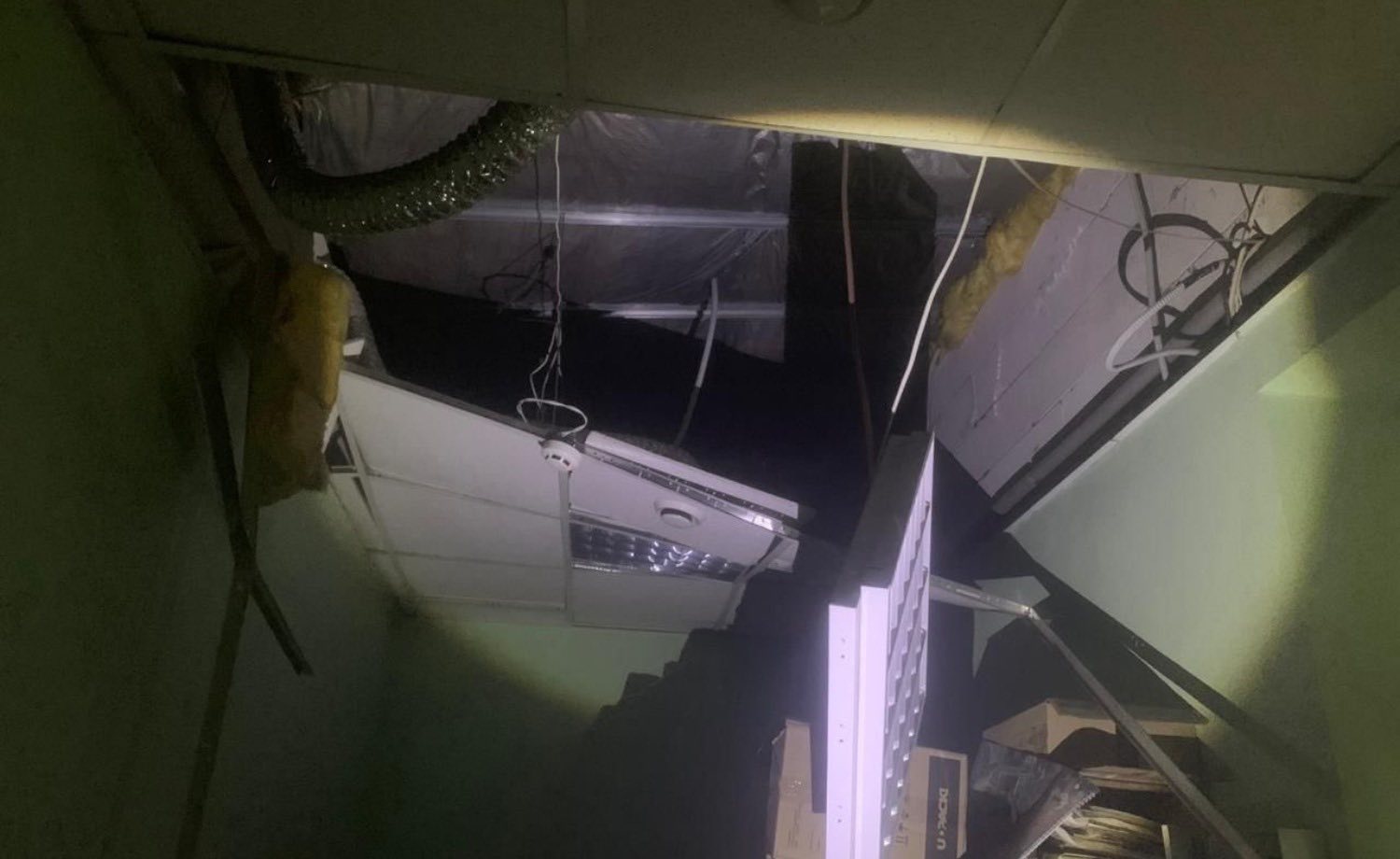 Внаслідок ворожого обстрілу на Полтавщині  пошкоджено одне з приміщень податкової. Фото № 2/1