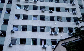 Внаслідок ворожої атаки пошкоджено одну з будівель податкової в Києві