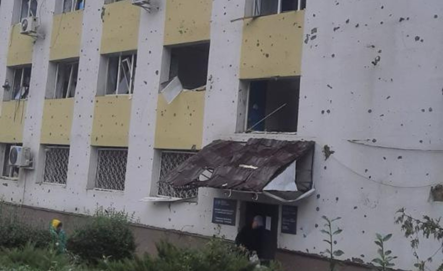 As a result of shelling in Kharkiv region, building of the Tax Service was damaged and employee was injured in Izyum. Фото № 3/2