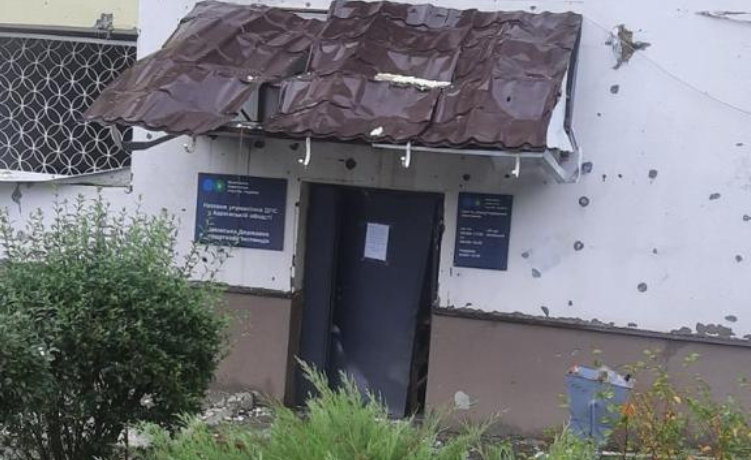 As a result of shelling in Kharkiv region, building of the Tax Service was damaged and employee was injured in Izyum. Фото № 4/3