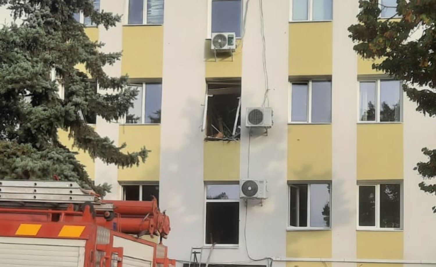 На Харківщині внаслідок ворожого обстрілу пошкоджено будівлю податкової інспекції. Фото № 1/0